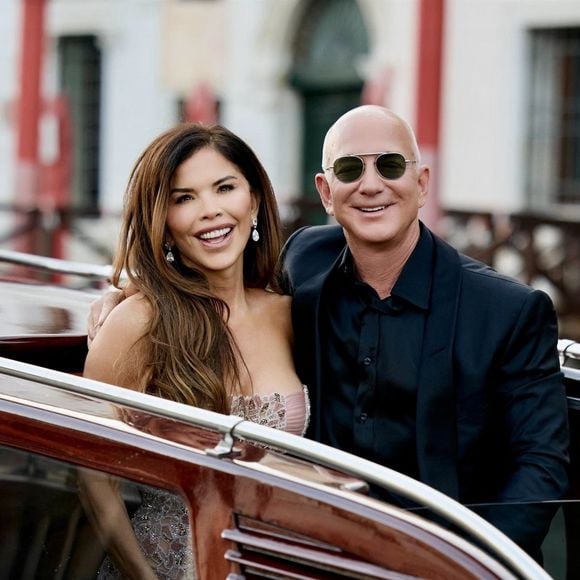 L’union de Jeff Bezos et Lauren Sánchez, organisée sur l’île de San Giorgio Maggiore, aurait coûté jusqu’à 56 millions d’euros et généré un impact économique proche du milliard.

Jeff Bezos et sa femme Lauren Sanchez quittent l'hôtel "Aman" pour se rendre à l'Arsenal pour le bal "Pyjama Party" qui clôture leur mariage à Venise @Backgrid USA / Bestimage