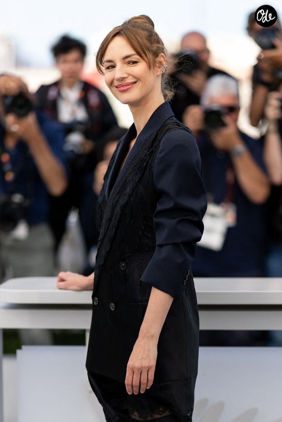Les week-ends sans ses enfants, elle fréquente notamment un club d'échecs.

Louise Bourgoin - Photocall du film "Moulin" lors du 79ème Festival International du Film de Cannes, le 18 mai 2026.
© Jacovides/Moreau/Bestimage