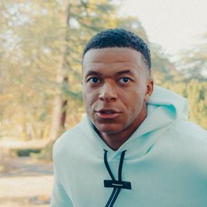 Kylian Mbappé - Les joueurs de l'équipe de France de football arrivent au centre d'entraînement de la Fédération française de football (FFF) à Clairefontaine-en-Yvelines, France, le 21 septembre 2026 © FFF via Bestimage