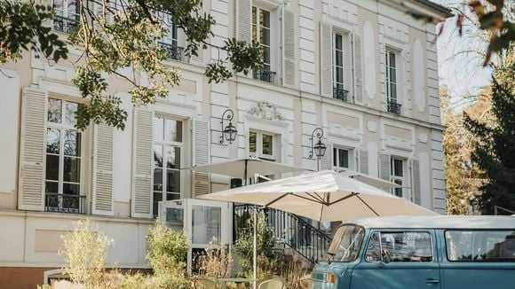 Menu à 80 euros et déco rétro : à deux pas de Paris, l'ancien domaine de cet auteur légendaire transformé en restaurant