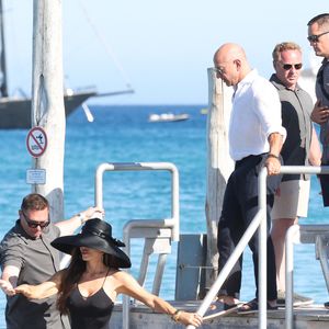 Jeff Bezos et sa femme Lauren Sanchez au Club 55 sur la plage de Pampelonne à Saint-Tropez (Ramatuelle), Côte d'Azur, France, le 22 juillet 2025. © Bestimage