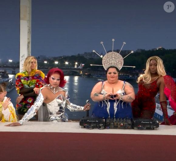 Parodie de la Cène avec la DJ Leslie Barbara Butch et une dizaine de draq-queens autour de la table ou banquet de Bacchus ( les autorités catholiques ont peut-être confondu) lors de la cérémonie d'ouverture des Jeux Olympiques 2024 (JO 2024) à Paris le 26 juillet 2024.
© Capture France TV via Bestimage