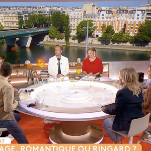 Cette journaliste bien connue des fidèles de "Télématin" n'est pas la seule célébrité à la maison.
Extrait de l'émission "Télématin" sur France 2