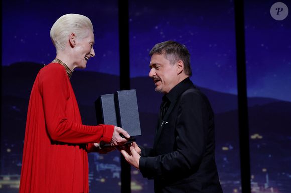 Tilda Swinton, Cristian Mungiu - Cérémonie de clôture du 79ème Festival International du Film de Cannes, le 23 mai 2026. © Borde-Jacovides-Moreau / Bestimage