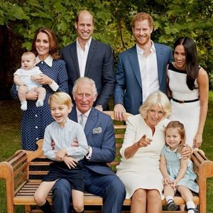 Photo de famille pour les 70 ans du prince Charles, prince de Galles, dans le jardin de Clarence House à Londres, Royaume Uni, le 14 novembre 2018. Le prince de Galles pose en famille avec son épouse Camilla Parker Bowles, duchesse de Cornouailles, et ses fils le prince William, duc de Cambridge, et le prince Harry, duc de Sussex, avec leurs épouses, Catherine (Kate) Middleton, duchesse de Cambridge et Meghan Markle, duchesse de Sussex, et les trois petits-enfants le prince George, la princesse Charlotte et le jeune prince Louis. ©Backgrid UK/ Bestimage