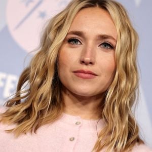 Si les tendances skincare se multiplient sur les réseaux sociaux, la comédienne, elle, semble avoir trouvé depuis longtemps le soin qui lui convient.

Chloé Jouannet - Tapis rouge de la cérémonie d'ouverture du 29ème Festival International du Film de Comédie de l'Alpe d'Huez. © Dominique Jacovides/Bestimage