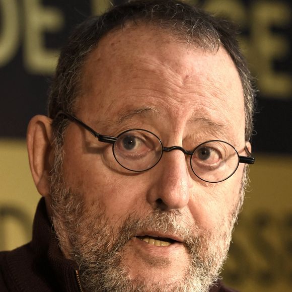 l'acteur explique que le spectacle est autobiographique et représente une occasion de "laisser quelque chose" à ses enfants. 

Jean Reno, invité d'honneur du 10ème Festival international du Film de Comédie de Liège, donne une conférence de presse, le 5 novembre 2025.
© Photonews / Bestimage