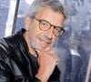 On savait déjà Michel Cymes touche-à-tout. En plus d’être chirurgien ORL, animateur d’émissions de santé à la télévision et même comédien sur les planches pour la toute première fois dans "Secret(s) Médical", pièce qu’il a par ailleurs coécrite...

Michel Cymes lors du salon du livre à Saint-Germain-des-Prés "Des pages avant la plage" à Paris © Cédric Perrin / Bestimage