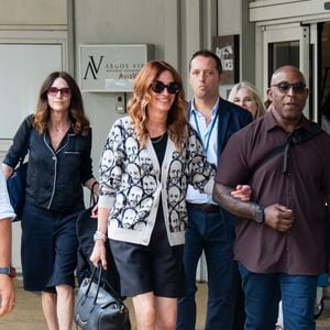 Il s'agit du réalisateur du film qu'elle vient présenter "After the hunt"

ulia Roberts (habillée en Celine) arrive à la 82ème édition du festival international du film de Venise (La Mostra) le 27 août 2025.
© Bestimage