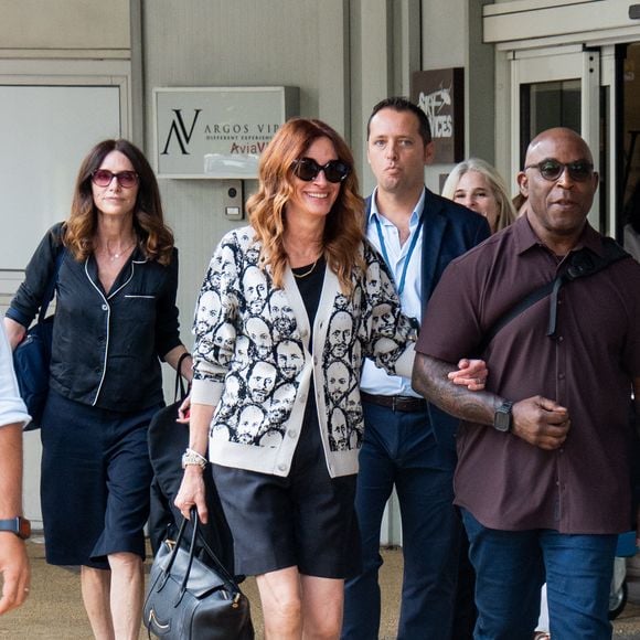 Il s'agit du réalisateur du film qu'elle vient présenter "After the hunt"

ulia Roberts (habillée en Celine) arrive à la 82ème édition du festival international du film de Venise (La Mostra) le 27 août 2025.
© Bestimage