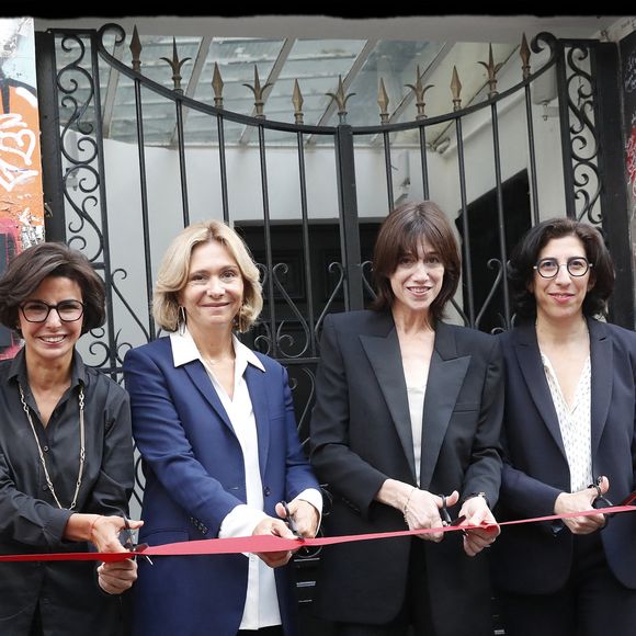 Lorraine Dauchez, Fondatrice, ARTEUM, Rachida Dati, maire du 7ème arrondissement de Paris, Valérie Pécresse, présidente du conseil régional d'Ile de France, Charlotte Gainsbourg, Rima Abdul Malak, ministre de la culture, Dominique Dutreix, président Coffim lors de l'inauguration de la Maison Gainsbourg, rue de Verneuil à Paris le 14 septembre 2023.

© Alain Guizard / Bestimage