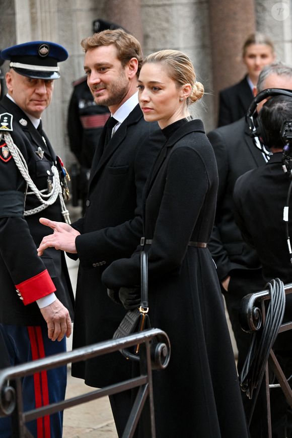 C'est à Cannes en 2008 que Pierre Casiraghi est "foudroyé" par la beauté de Beatrice Borromeo et lui déclare aussitôt son amour en anglais.

Pierre Casiraghi et sa femme Beatrice Borromeo - Obsèques de Didier Guillaume (ancien ministre de l'Agriculture entre 2018 et 2020 et ancien Ministre d'Etat de Monaco 2024–2025) en la cathédrale Notre-Dame-Immaculée de Monaco le 23 janvier 2025. © Bruno Bebert/Bestimage