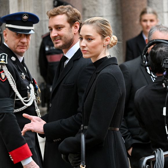 C'est à Cannes en 2008 que Pierre Casiraghi est "foudroyé" par la beauté de Beatrice Borromeo et lui déclare aussitôt son amour en anglais.

Pierre Casiraghi et sa femme Beatrice Borromeo - Obsèques de Didier Guillaume (ancien ministre de l'Agriculture entre 2018 et 2020 et ancien Ministre d'Etat de Monaco 2024–2025) en la cathédrale Notre-Dame-Immaculée de Monaco le 23 janvier 2025. © Bruno Bebert/Bestimage