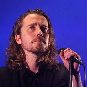 Julien Doré a annulé cinq concerts prévus aux États-Unis.

Le chanteur français Julien Doré se produit en concert dans le cadre de son Love Tour à Bordeaux, France. Photo par Patrick Bernard-Quentin Salinier/Abaca
