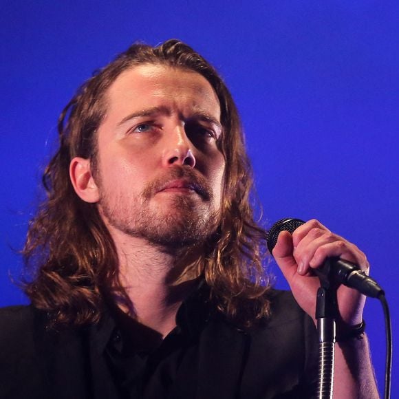 Julien Doré a annulé cinq concerts prévus aux États-Unis.

Le chanteur français Julien Doré se produit en concert dans le cadre de son Love Tour à Bordeaux, France. Photo par Patrick Bernard-Quentin Salinier/Abaca