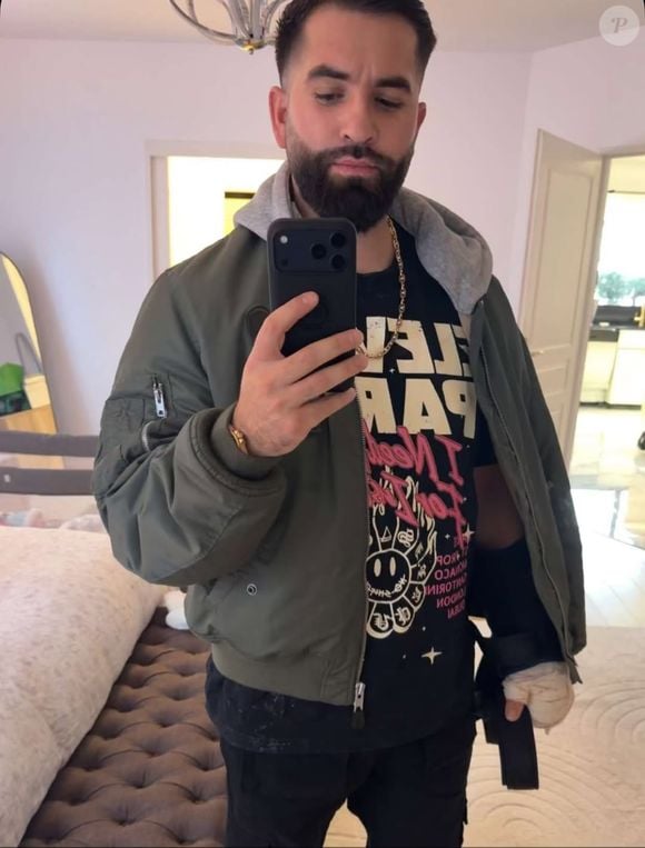 Après avoir souffert d'une grippe, il a été opéré de la main à la suite d'un accident domestique.

Kendji Girac pose avec sa main bandée sur Snapchat le 20 décembre. Photo : Instagram