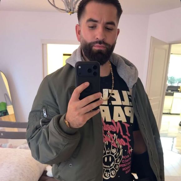 Après avoir souffert d'une grippe, il a été opéré de la main à la suite d'un accident domestique.

Kendji Girac pose avec sa main bandée sur Snapchat le 20 décembre. Photo : Instagram