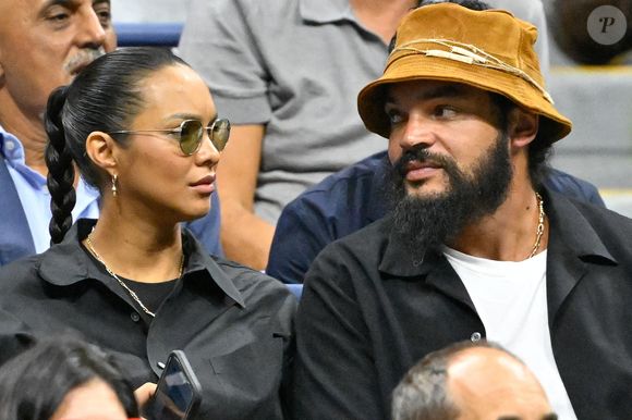 Joakim Noah et sa femme Lais Ribeiro - dans les tribunes du tournoi de Tennis de l'US Open à New York le 4 septembre 2024. (Chryslene Caillaud / Panoramic / Bestimage)