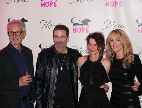Thierry Lhermitte (Ambassadeur de HOPE), Annabel Brourhant (Co-fondatrice de HOPE), Elodie Fontan (marraine de Hope), Richard Orlinski (ambassadeur de Hope, parrain du gala) lors de la soirée annuelle de gala de l'association Hope au pavillon Gabriel à Paris le 14 octobre 2025.
L’association HOPE propose, à travers l’équithérapie et de nombreux ateliers artistiques, un accompagnement destiné aux femmes qui, après l’annonce de leur cancer, souhaitent se reconstruire émotionnellement et retrouver confiance en elles, au-delà du parcours médical.

© Anne-Sophie Guebey / Bestimage