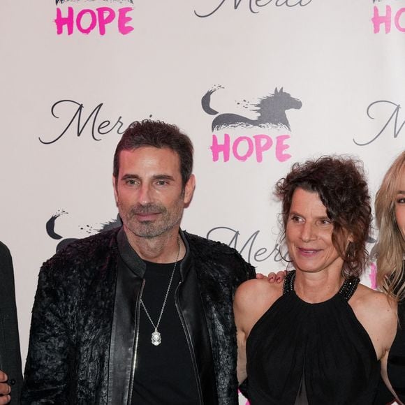 Thierry Lhermitte (Ambassadeur de HOPE), Annabel Brourhant (Co-fondatrice de HOPE), Elodie Fontan (marraine de Hope), Richard Orlinski (ambassadeur de Hope, parrain du gala) lors de la soirée annuelle de gala de l'association Hope au pavillon Gabriel à Paris le 14 octobre 2025.
L’association HOPE propose, à travers l’équithérapie et de nombreux ateliers artistiques, un accompagnement destiné aux femmes qui, après l’annonce de leur cancer, souhaitent se reconstruire émotionnellement et retrouver confiance en elles, au-delà du parcours médical.

© Anne-Sophie Guebey / Bestimage