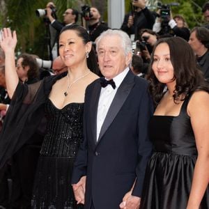 Robert De Niro entouré de sa compagne Tiffany Chen et de sa fille Helen Grace De Niro - Montée des marches du film « Partir un jour » pour la cérémonie d’ouverture du 78ème Festival International du Film de Cannes, au Palais des Festivals à Cannes. Le 13 mai 2025
© Olivier Borde / Bestimage