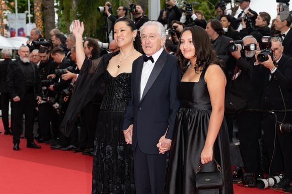Robert De Niro entouré de sa compagne Tiffany Chen et de sa fille Helen Grace De Niro - Montée des marches du film « Partir un jour » pour la cérémonie d’ouverture du 78ème Festival International du Film de Cannes, au Palais des Festivals à Cannes. Le 13 mai 2025
© Olivier Borde / Bestimage