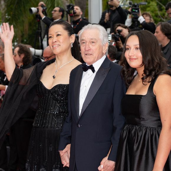 Robert De Niro entouré de sa compagne Tiffany Chen et de sa fille Helen Grace De Niro - Montée des marches du film « Partir un jour » pour la cérémonie d’ouverture du 78ème Festival International du Film de Cannes, au Palais des Festivals à Cannes. Le 13 mai 2025
© Olivier Borde / Bestimage