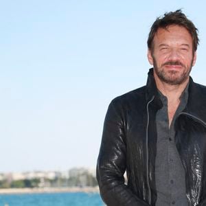 Samuel Le Bihan de la série "Alex Hugo" sur le ponton de l'hôtel Barrière Le Majestic lors de Canneseries au Palais des Festivals à Cannes.

Photo : Christophe Aubert / Bestimage