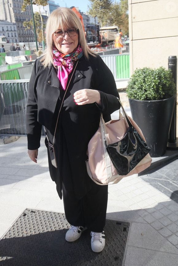 Cette dernière a alors révélé avoir rencontré un homme plus jeune.
Caroline Diament - Les invités de l'émission "Les Grosses Têtes" à la sortie des studios de RTL à Neuilly-sur-Seine, FRance, le 22 octobre 2024. © Jonathan Rebboah/Panoramic/Bestimage