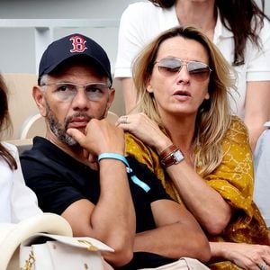 Roschdy Zem et sa compagne Sarah Lavoine en tribunes des Internationaux de France de tennis de Roland Garros 2023 à Paris le 11 juin 2023. © Jacovides-Moreau/Bestimage