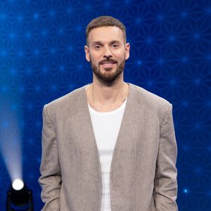 Ce jeudi 5 mars 2026 à 21h05, Gulli diffuse le troisième épisode de "Sur la route" avec Matt Pokora, dans lequel le chanteur accompagne six jeunes adultes porteurs de trisomie 21 pour un road trip au Québec.

Exclusif - Matt Pokora pour les surprises lors de l'enregistrement de l'émission "La Boîte à secrets", présentée par Faustine Bollaert et diffusée le 17 octobre sur France 3, dans les studios du Lendit à Saint-Denis, France, le 23 septembre 2025. © Cyril Moreau/Bestimage