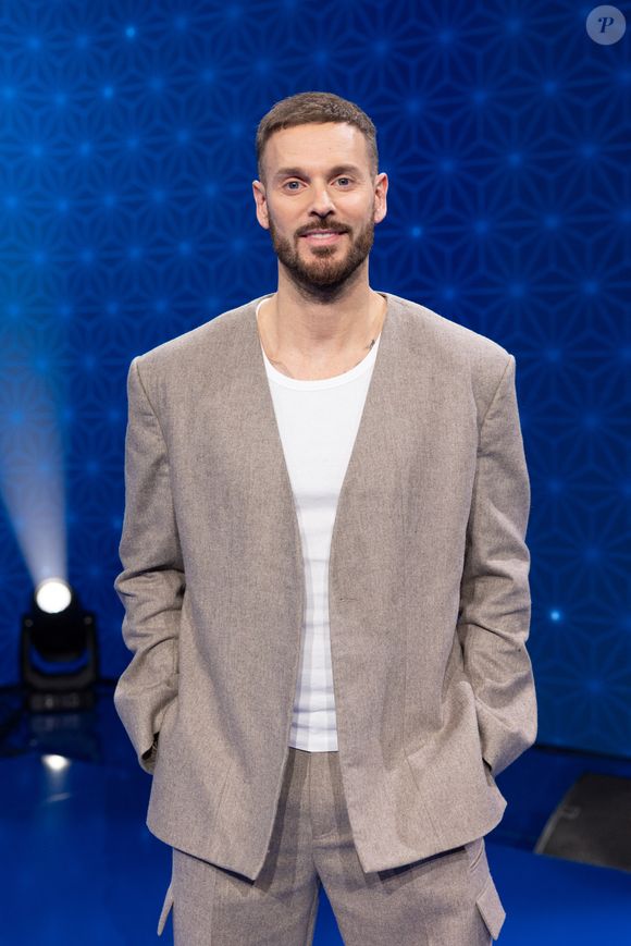 Ce jeudi 5 mars 2026 à 21h05, Gulli diffuse le troisième épisode de "Sur la route" avec Matt Pokora, dans lequel le chanteur accompagne six jeunes adultes porteurs de trisomie 21 pour un road trip au Québec.

Exclusif - Matt Pokora pour les surprises lors de l'enregistrement de l'émission "La Boîte à secrets", présentée par Faustine Bollaert et diffusée le 17 octobre sur France 3, dans les studios du Lendit à Saint-Denis, France, le 23 septembre 2025. © Cyril Moreau/Bestimage