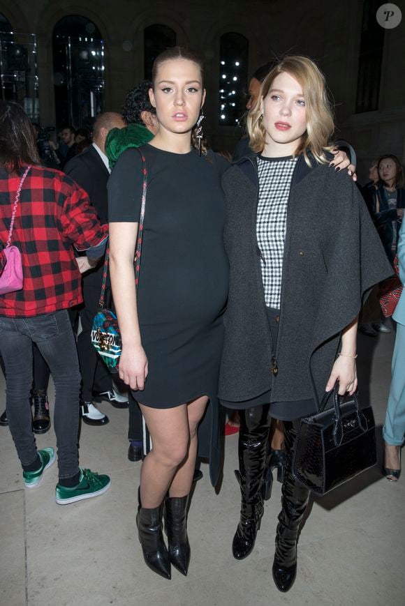 Adèle Exarchopoulos (enceinte) et Léa Seydoux en front row au défilé de mode "Louis Vuitton", collection prêt-à-porter Automne-Hiver 2017-2018 au musée du Louvre à Paris, le 7 Mars 2017.© Olivier Borde/Bestimage