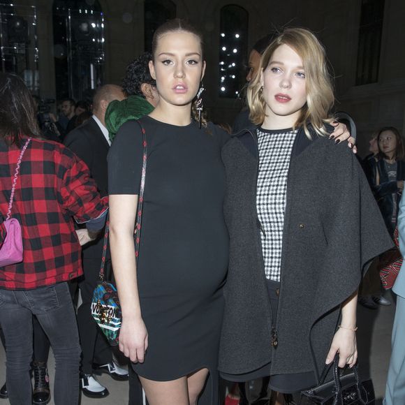 Adèle Exarchopoulos (enceinte) et Léa Seydoux en front row au défilé de mode "Louis Vuitton", collection prêt-à-porter Automne-Hiver 2017-2018 au musée du Louvre à Paris, le 7 Mars 2017.© Olivier Borde/Bestimage