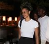 La première, métisse, arborait un maquillage naturel, des cheveux bouclés relevés en chignon flou et portait des lunettes rondes ainsi qu’un t-shirt blanc tout simple...
Paris, FRANCE Le footballeur français Kylian Mbappé passe la soirée avec des amis et deux mystérieuses femmes au restaurant Loulou à Paris. La star du football est restée dehors de 21 heures à 1 heure du matin !