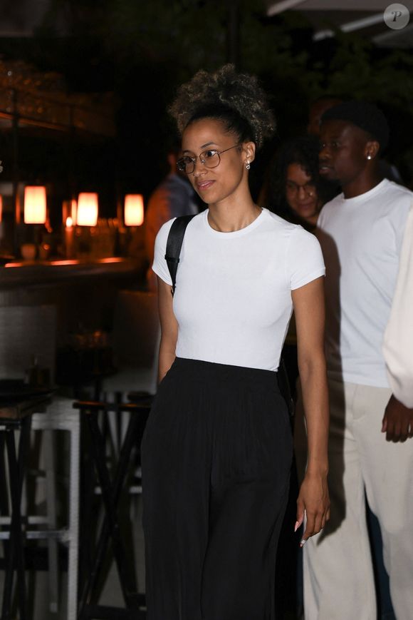 La première, métisse, arborait un maquillage naturel, des cheveux bouclés relevés en chignon flou et portait des lunettes rondes ainsi qu’un t-shirt blanc tout simple...

Paris, FRANCE Le footballeur français Kylian Mbappé passe la soirée avec des amis et deux mystérieuses femmes au restaurant Loulou à Paris. La star du football est restée dehors de 21 heures à 1 heure du matin !