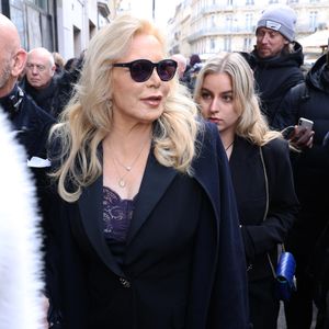 Sylvie Vartan - Les célébrités arrivent au défilé Stéphane Rolland à la Salle Pleyel, "Collection Haute Couture Printemps/Eté 2025" lors de la Fashion Week de Paris (PFW), le 28 janvier 2025. 
© Denis Guignebourg / Bestimage
