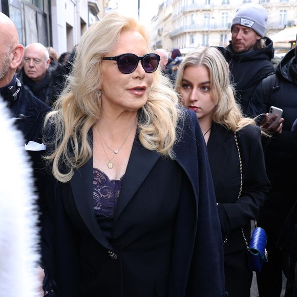 Sylvie Vartan - Les célébrités arrivent au défilé Stéphane Rolland à la Salle Pleyel, "Collection Haute Couture Printemps/Eté 2025" lors de la Fashion Week de Paris (PFW), le 28 janvier 2025. 
© Denis Guignebourg / Bestimage