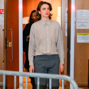 L'actrice française Adèle Haenel retourne dans la salle d'audience après une interruption de séance du procès en appel du réalisateur français Christophe Ruggia pour agression sexuelle sur sa personne lorsqu'elle avait entre 12 et 14 ans, au palais de justice de Paris, France, le 19 décembre 2025. © Julien Sarkissian/Bestimage