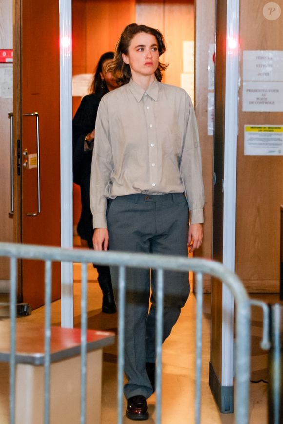 L'actrice française Adèle Haenel retourne dans la salle d'audience après une interruption de séance du procès en appel du réalisateur français Christophe Ruggia pour agression sexuelle sur sa personne lorsqu'elle avait entre 12 et 14 ans, au palais de justice de Paris, France, le 19 décembre 2025. © Julien Sarkissian/Bestimage