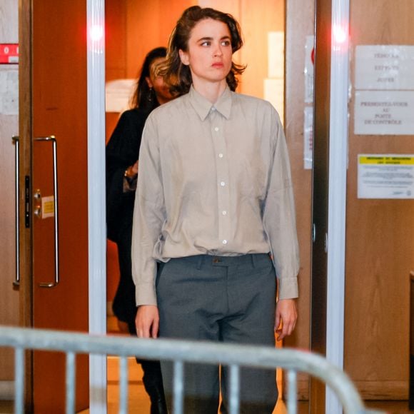 L'actrice française Adèle Haenel retourne dans la salle d'audience après une interruption de séance du procès en appel du réalisateur français Christophe Ruggia pour agression sexuelle sur sa personne lorsqu'elle avait entre 12 et 14 ans, au palais de justice de Paris, France, le 19 décembre 2025. © Julien Sarkissian/Bestimage