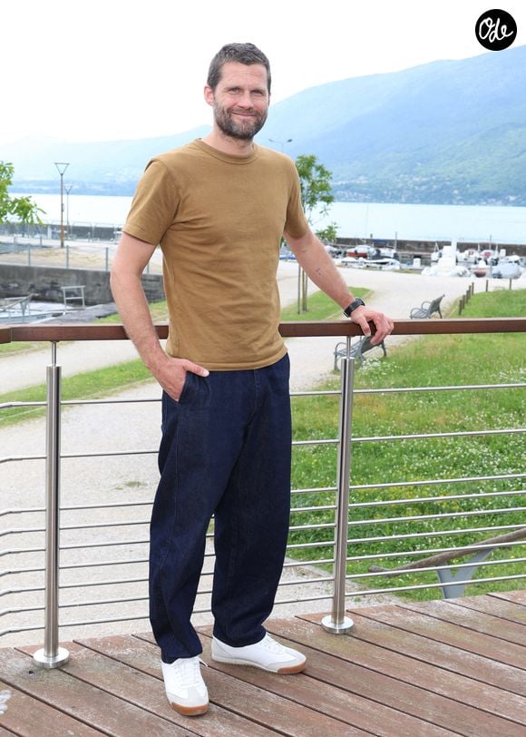 Alexis Michalik lors de la 4ème édition du festival eu cinéma français et gastronomie d'Aix les Bains (3 - 7 juin 2025), le 3 juin 2025. © Denis Guignebourg / Bestimage
