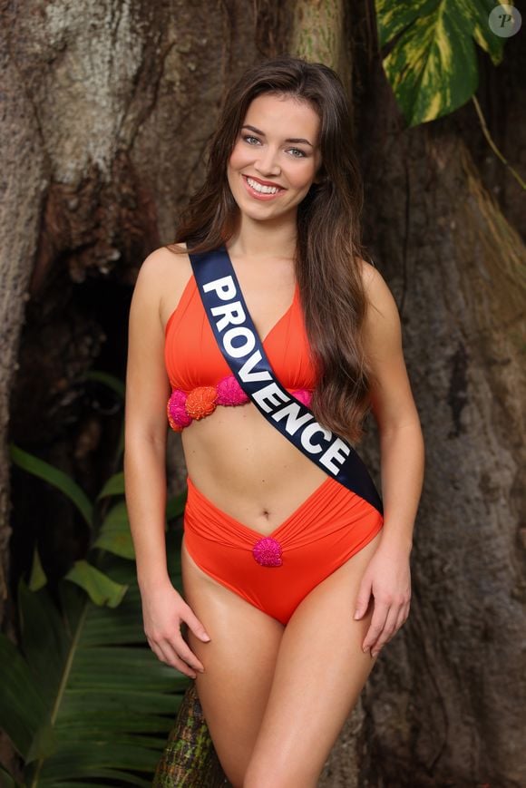 Mégane Bertaud, Miss Provence, en maillot de bain, candidate pour l'élection de Miss France 2025.