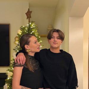 Pour l'occasion, elle a ouvert les portes de sa demeure de 300 m² afin de dévoiler son intérieur aux tons clairs et particulièrement épurés.

Camille Santoro entourée de ses six enfants et de sa compagne Sophie dans sa nouvelle et immense maison.