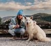 Grandir avec un chien offre de précieux bienfaits pour la santé physique et mentale des enfants.

Julien Doré pose avec ses chiens.