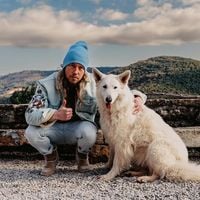 Grandir avec un chien : le choix éducatif adopté par de plus en plus de personnalités