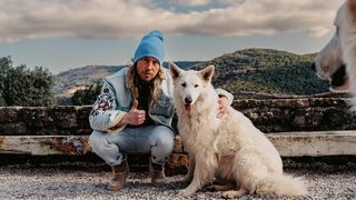 Grandir avec un chien : le choix éducatif adopté par de plus en plus de personnalités