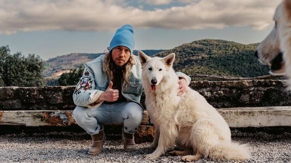 Grandir avec un chien : le choix éducatif adopté par de plus en plus de personnalités