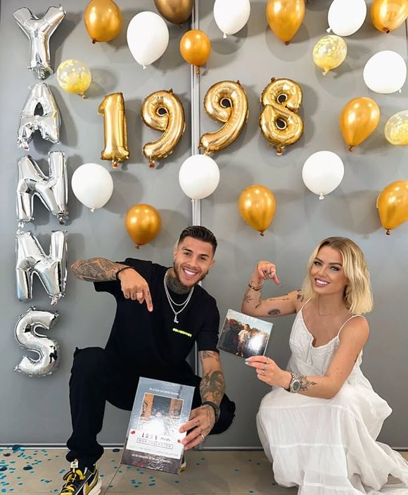 Si le prénom du bébé n'a pas été encore révélé, quelques commentaires donnent quelques indices sur celui-ci notamment une créatrice de pyjama qui se serait occupé de la barboteuse du fils de Yanns.

Yanns et Jade sur Instagram en 2024