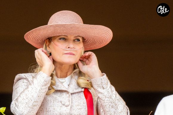 "Le système de santé norvégien est strictement égalitaire. Le statut, la richesse ou un titre royal ne jouent aucun rôle dans l’attribution des organes de donneurs" indique Simone Lamain, spécialiste 

La princesse Mette-Marit de Norvège - Des membres de la famille royale norvégienne sont vus sur le balcon du palais royal lors des célébrations de la fête nationale à Oslo, en Norvège. Backgrid USA / Bestimage